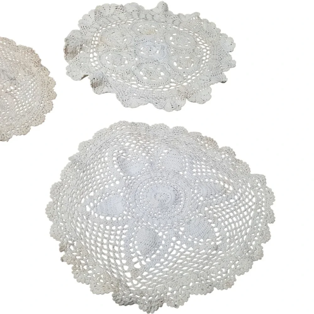 Elegant White Floral Scalloped Crochet Doilies Set